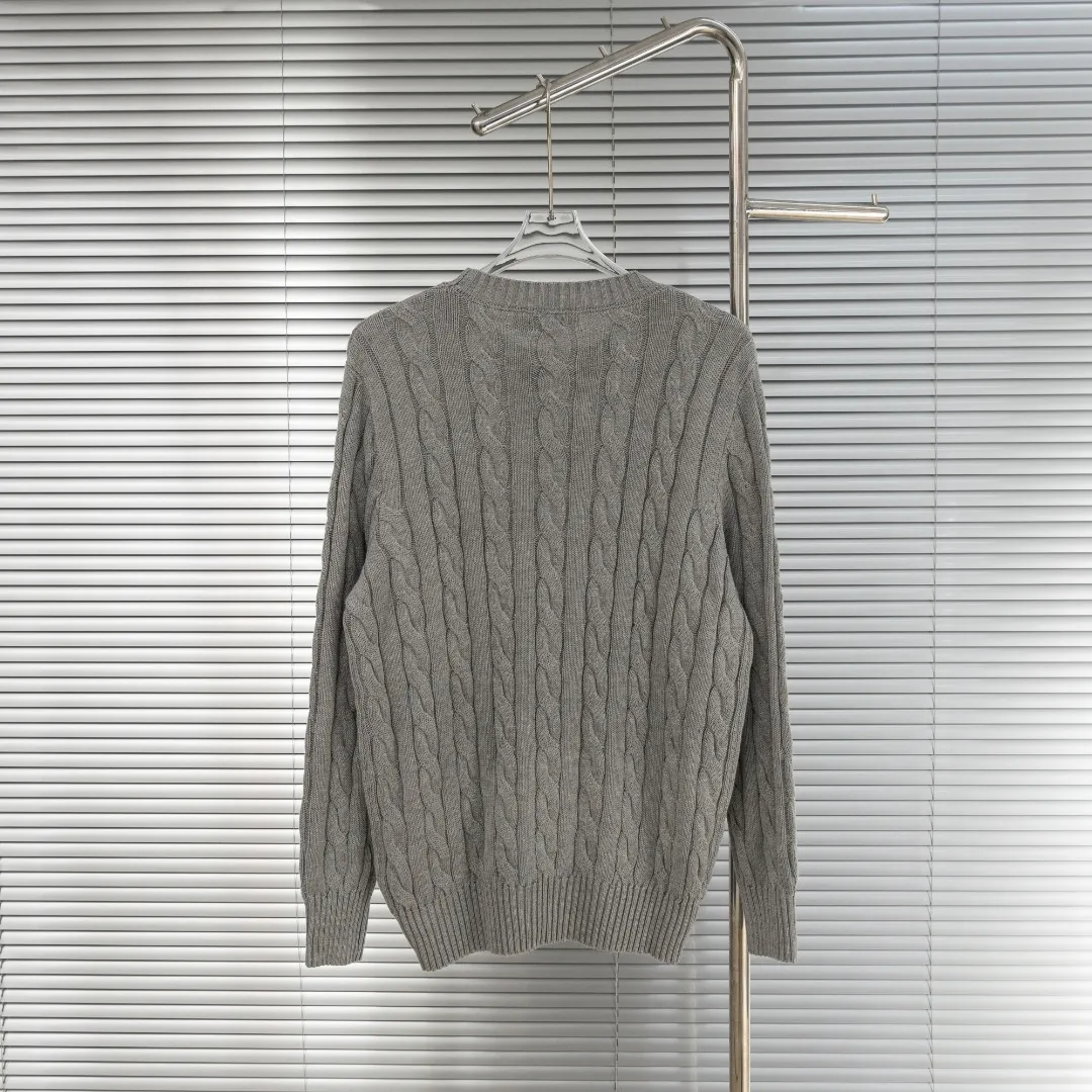 P280 top version (different currencies). You can scan the code to enter the official website. Style: Ralph Lauren POLO Ralph Lauren small label embroidered knitted old money style long-sleeved sweater. Color: Picture color. Size: S-XL. Fabric: pure cotton. Accessories: full set of customized accessories. No gender distinction. Same style for men and women.